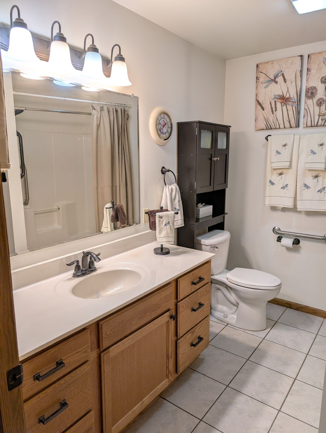 Bathroom/Full with Bathtub-Shower